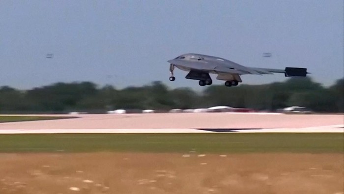 Pesawat Siluman B-2 AS Pulang Usai Gempur Fasilitas Nuklir Iran A U.S. Air Force B-2 stealth bomber returns after the U.S. attacked key Iranian nuclear sites, at Whiteman Air Force Base, Missouri, U.S. June 22, 2025 in a still image from video. ABC Affiliate KMBC via REUTERS. THIS IMAGE HAS BEEN SUPPLIED BY A THIRD PARTY. MANDATORY CREDIT