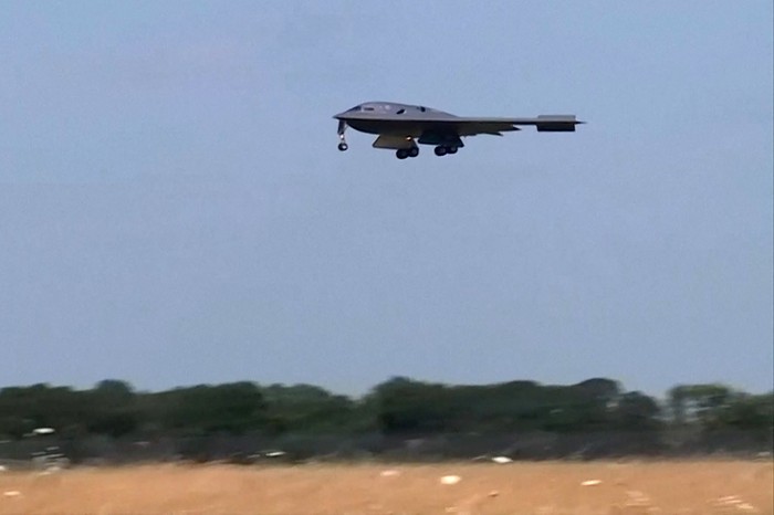 A U.S. Air Force B-2 stealth bomber returns after the U.S. attacked key Iranian nuclear sites, at Whiteman Air Force Base, Missouri, U.S. June 22, 2025 in a still image from video.  ABC Affiliate KMBC via REUTERS.    THIS IMAGE HAS BEEN SUPPLIED BY A THIRD PARTY. MANDATORY CREDIT