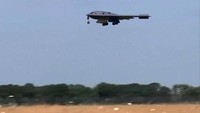 B-2 Spirit dikenal sebagai pesawat pembom strategis dengan kemampuan siluman dan jangkauan jarak jauh. Dalam serangan tersebut, B-2 digunakan untuk menjatuhkan bom bunker-buster GBU-57 yang ditujukan ke kompleks bawah tanah seperti Fordow dan Natanz, yang dianggap kebal dari serangan konvensional. (REUTERS/ABC Affiliate KMBC)