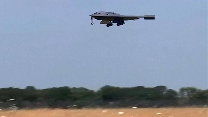 Pesawat Siluman B-2 AS Pulang Usai Gempur Fasilitas Nuklir Iran A U.S. Air Force B-2 stealth bomber returns after the U.S. attacked key Iranian nuclear sites, at Whiteman Air Force Base, Missouri, U.S. June 22, 2025 in a still image from video. ABC Affiliate KMBC via REUTERS. THIS IMAGE HAS BEEN SUPPLIED BY A THIRD PARTY. MANDATORY CREDIT