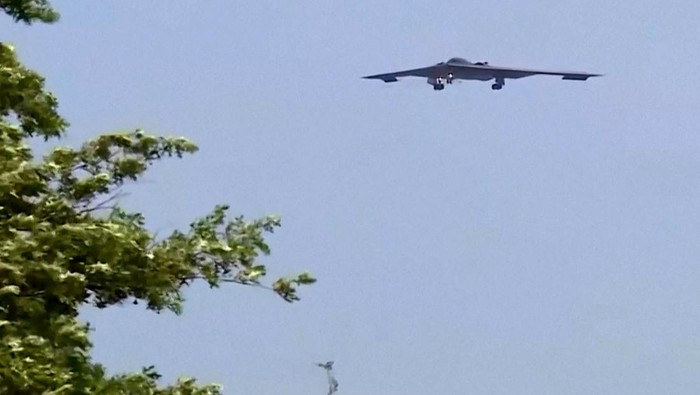 Pesawat Siluman B-2 AS Pulang Usai Gempur Fasilitas Nuklir Iran A U.S. Air Force B-2 stealth bomber returns after the U.S. attacked key Iranian nuclear sites, at Whiteman Air Force Base, Missouri, U.S. June 22, 2025 in a still image from video. ABC Affiliate KMBC via REUTERS. THIS IMAGE HAS BEEN SUPPLIED BY A THIRD PARTY. MANDATORY CREDIT