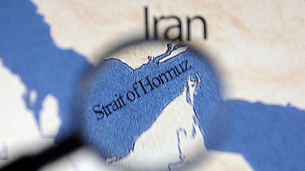 Peta yang menunjukkan Selat Hormuz dan Iran terlihat di belakang jaringan pipa minyak cetak 3D dalam ilustrasi. (REUTERS/Dado Ruvic)
