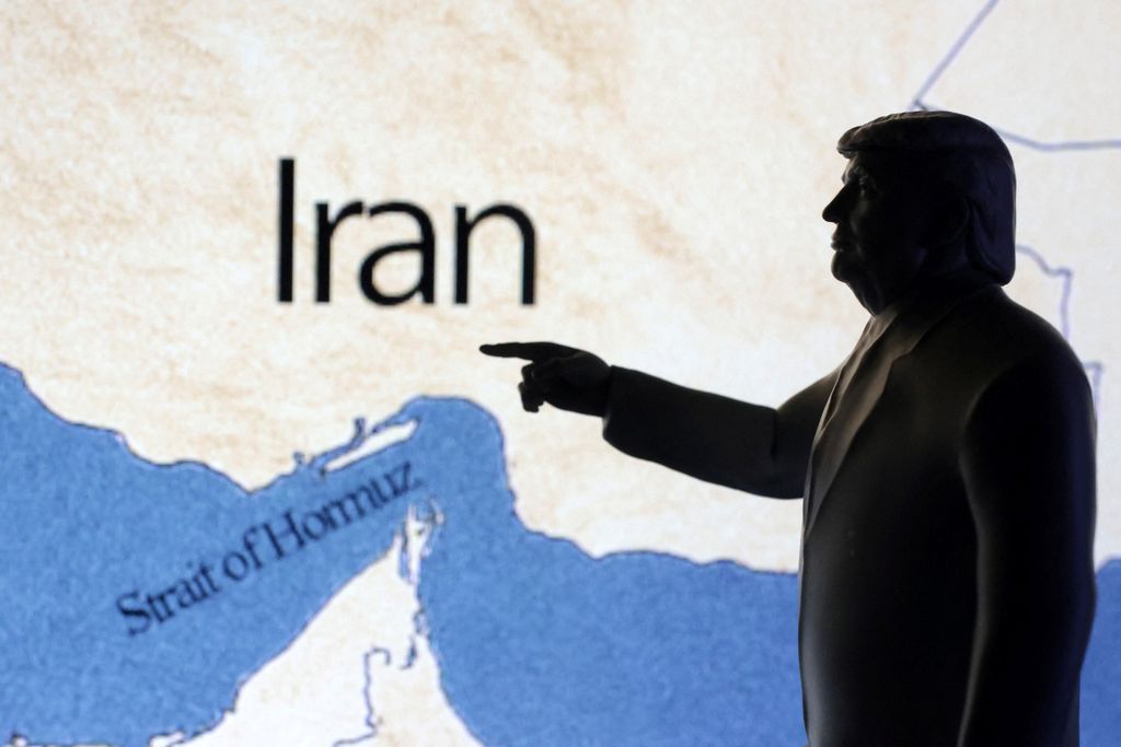 Peta yang menunjukkan Selat Hormuz dan Iran terlihat di belakang jaringan pipa minyak cetak 3D dalam ilustrasi. (REUTERS/Dado Ruvic)