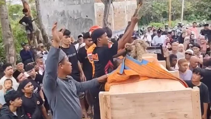Peti jenazah wanita obersitas diangkut pakai mobil crane saat hendak dimakamkan.