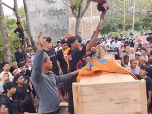 Momen Wanita Obesitas Berbobot 300 Kg Dimakamkan Pakai Crane di Parepare