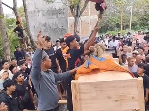 Wanita Obesitas 300 Kg Meninggal, Crane Damkar Bantu Pemakaman