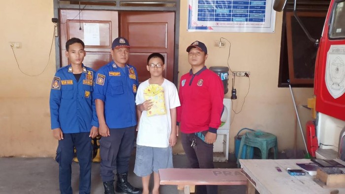 Petugas Damkar OKU Selatan bantu remaja membungkus kado untuk dibawa saat pembagian rapot.