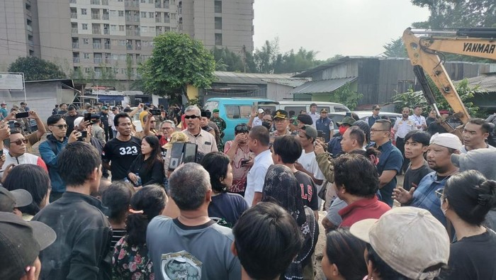 Petugas gabungan membongkar tempat karaoke hingga diduga tempat prostitusi di lahan bekas Terminal Ciputat (Roxy), Tangerang Selatan (Tangsel). (dok Istimewa)