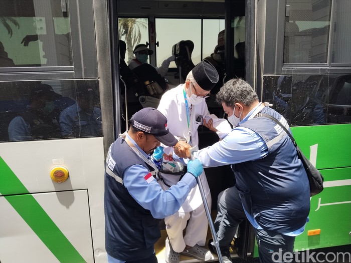 Petugas haji membantu jemaah lansia di Mekkah