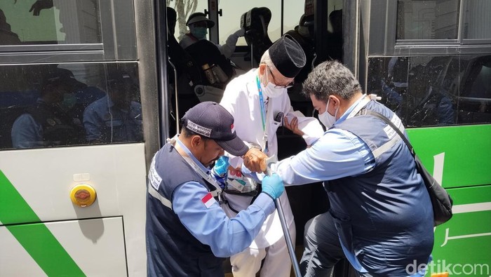 Petugas haji membantu jemaah lansia di Mekkah