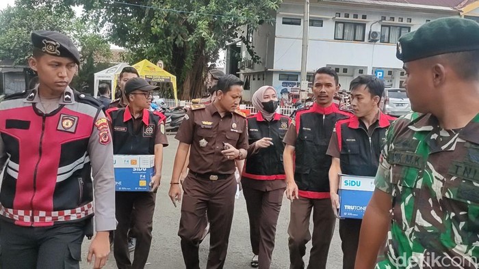Petugas kejaksaan menggeledah dan mengumpulkan sejumlah berkas terkait dugaan korupsi PJU tahun anggaran 2023 di Dinas Perhubungan Kabupaten Cianjur