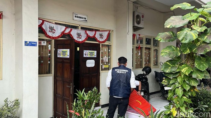 Petugas Subdit Tipidkor Ditreskrimsus Polda Daerah Istimewa Yogyakarta (DIY) saat menggeledah Kantor Disdik Gunungkidul, Senin (23/6/2025).