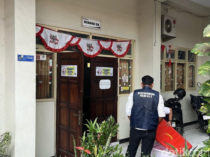 Petugas Subdit Tipidkor Ditreskrimsus Polda Daerah Istimewa Yogyakarta (DIY) saat menggeledah Kantor Disdik Gunungkidul, Senin (23/6/2025).
