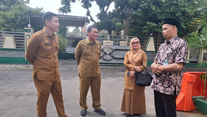 Plh Sekretaris Daerah (Sekda), Deden Apriandhi, bersama dengan Plt Kepala Dinas Pendidikan dan Kebudayaan (Disdikbud) Provinsi Banten, Lukman, mengunjungi SMA Al Mubarok, Kota Serang, Banten.
