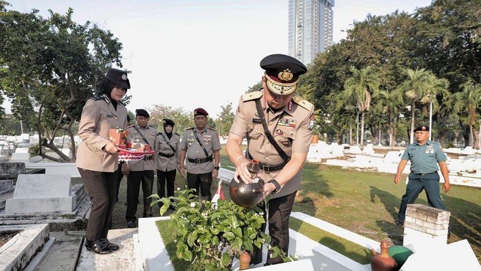 Polda Jatim gelar ziarah dan tabur bunga di TMP jelang HUT Bhayangkara