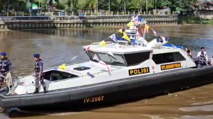 Polda Riau meresmikan Kapal Patroli Cepat Marhum Pekan untuk meningkatkan keamanan dan pelayanan terhadap masyarakat di pesisir sungai. Kapal Patroli Cepat Marhum Pekan diluncurkan di Sungai Siak, pada Senin (23/6/2025).