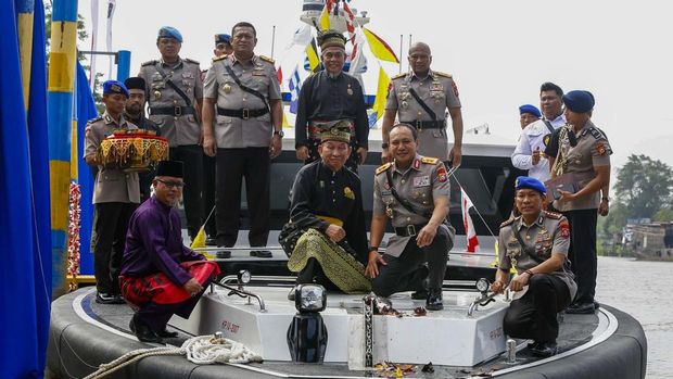 Polda Riau meresmikan Kapal Patroli Cepat Marhum Pekan untuk meningkatkan keamanan dan pelayanan terhadap masyarakat di pesisir sungai, Senin (23/6/2025).