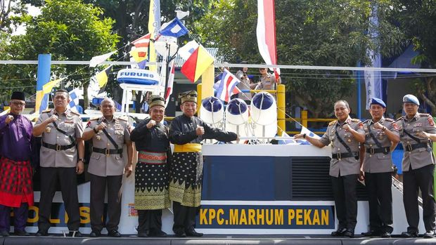 Polda Riau meresmikan Kapal Patroli Cepat Marhum Pekan untuk meningkatkan keamanan dan pelayanan terhadap masyarakat di pesisir sungai, Senin (23/6/2025).