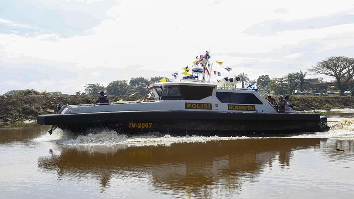 Polda Riau meresmikan Kapal Patroli Cepat Marhum Pekan untuk meningkatkan keamanan dan pelayanan terhadap masyarakat di pesisir sungai, Senin (23/6/2025).