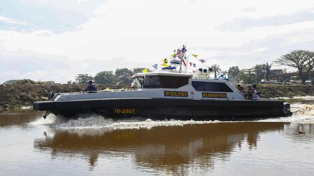 Polda Riau meresmikan Kapal Patroli Cepat Marhum Pekan untuk meningkatkan keamanan dan pelayanan terhadap masyarakat di pesisir sungai, Senin (23/6/2025).