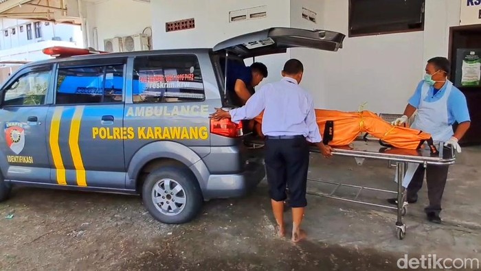 Polisi evakuasi jenazah korban perkelahian di Karawang.