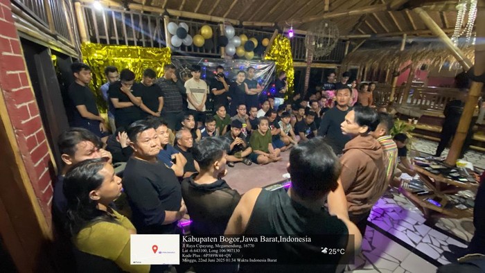 Polisi menggerebek pesta gay modus family gathering di Puncak, Bogor