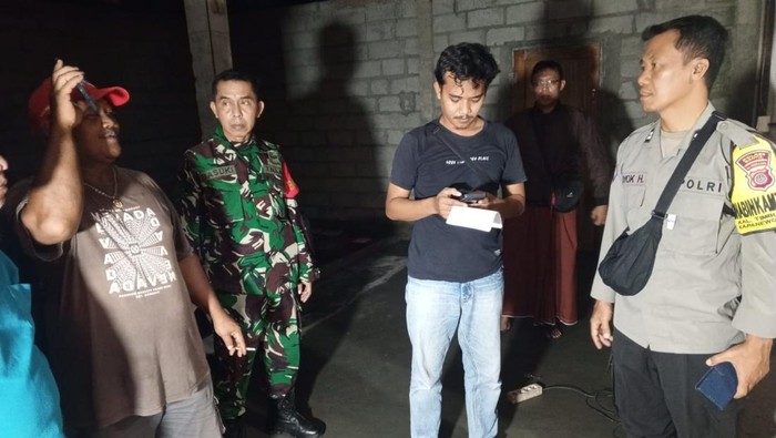 Polisi saat mendatangi lokasi pria tewas usai kesetrum di Timbulharjo, Sewon, Bantul.