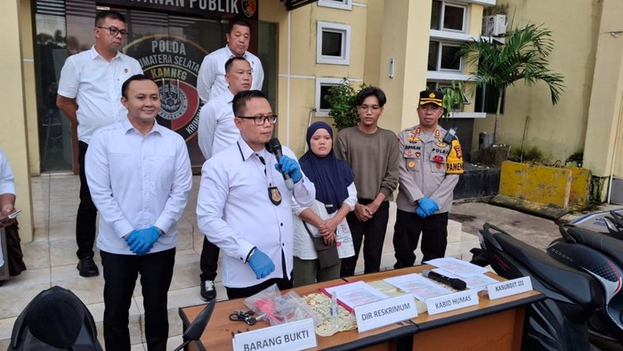 Polisi saat menggelar rilis pencurian motor