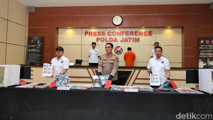 Polisi tunjukkan barang bukti dan tersangka ITE yang manipulasi data untuk keuntungan pribadi