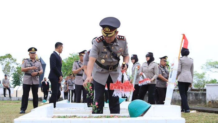 Polres Indragiri Hilir menggelar ziarah makam dan tabur bunga di TMP Yudha Bhakti, Tembilahan, Riau, pada Senin (23/6/2025) dalam rangka memperingati HUT Bhayangkara ke-79.