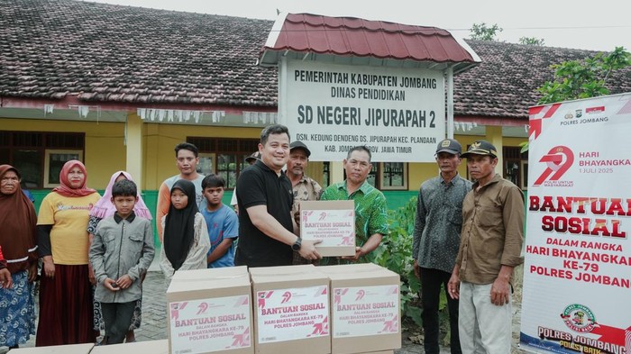 Kapolres AKBP Ardi Kurniawan menyerahkan paket bantuan saat mengunjungi Dusun Kedungdendeng, Desa Jipurapah, Plandaan, Jombang