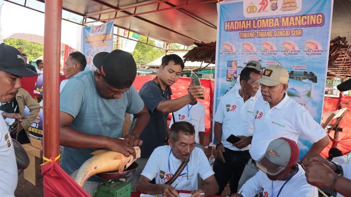 Polres Kepulauan Meranti menggelar lomba memancing dalam rangka menyambut HUT Bhayangkara ke-79, Minggu (22/6/2025).