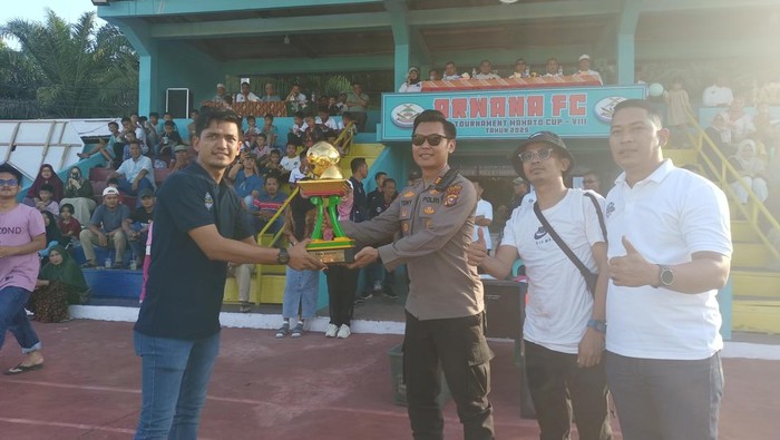 Polres Rohul menggelar turnamen sepakbola meriahkan HUT Bhayangkara ke-79, Minggu (23/6/2025).