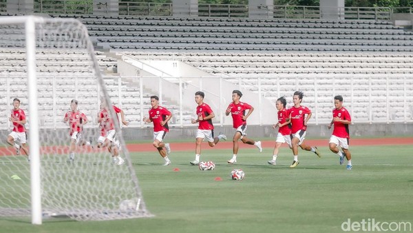 Potret Garuda Muda Gelar Latihan di Stadion Madya