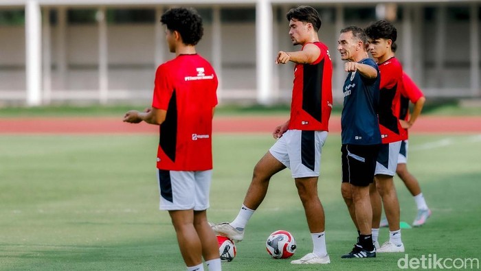 Timnas Indonesia U-23 menggelar sesi latihan terbuka di Stadion Madya, Jakarta Pusat, pada Senin (23/6/2025). Latihan ini digelar jelang keikutsertaan mereka di ajang Piala AFF U-23 2025 yang akan digelar pada 14-29 Juli mendatang.