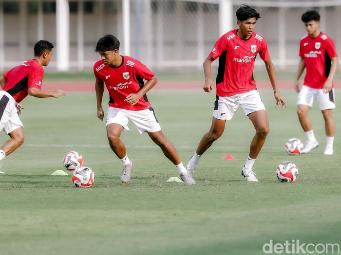 Timnas Indonesia U-23 menggelar sesi latihan terbuka di Stadion Madya, Jakarta Pusat, pada Senin (23/6/2025). Latihan ini digelar jelang keikutsertaan mereka di ajang Piala AFF U-23 2025 yang akan digelar pada 14-29 Juli mendatang.
