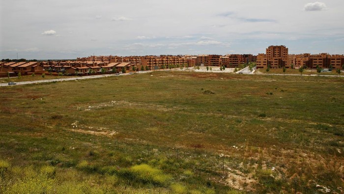 Potret Kota Hantu Spanyol Dihuni Kembali karena Harga Rumah Melonjak General view of the municipal sports complex at the Valdeluz housing development, northeast of Madrid, Spain March 31, 2025. Valdeluz, a housing development 75 km east of Madrid originally envisioned to house 30,000 people, was abandoned a quarter of the way through when the bubble burst. Valdeluz housing development Mayor Enrique Quintana told Reuters the town's 6,000-strong population is being swelled by people from Madrid and could expand by 50% in the next four years. REUTERS/Susana Vera