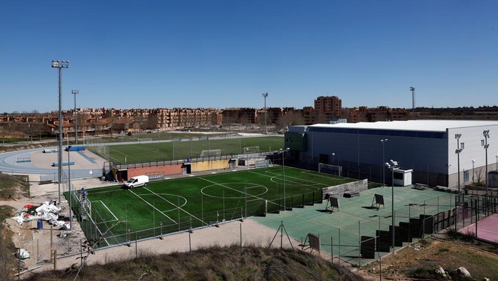 General view of the municipal sports complex at the Valdeluz housing development, northeast of Madrid, Spain March 31, 2025. Valdeluz, a housing development 75 km east of Madrid originally envisioned to house 30,000 people, was abandoned a quarter of the way through when the bubble burst. Valdeluz housing development Mayor Enrique Quintana told Reuters the town's 6,000-strong population is being swelled by people from Madrid and could expand by 50% in the next four years. REUTERS/Susana Vera