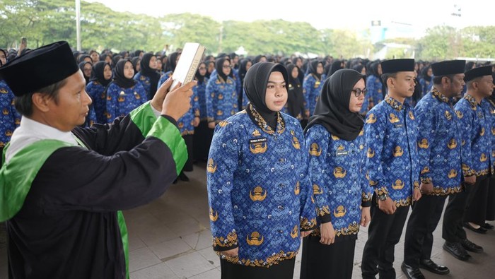 PPPK Pemkot Makassar disumpah setelah menerima SK.