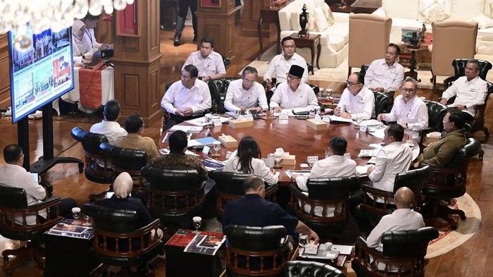 Prabowo Subianto juga menggelar rapat terbatas (ratas) membahas perkembangan pembentukan Koperasi Desa Merah Putih di kediaman, Hambalang, Jawa Barat. (Dok Instagram Setkab).