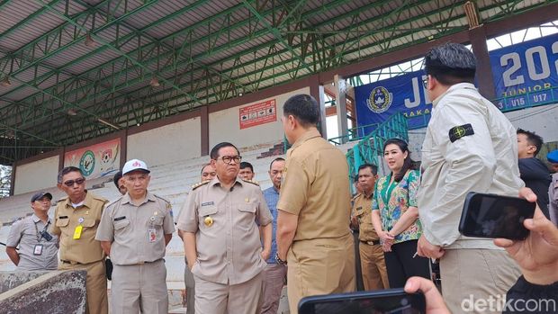 Pramono cek Stadion Cendrawasih, Jakarta Barat.