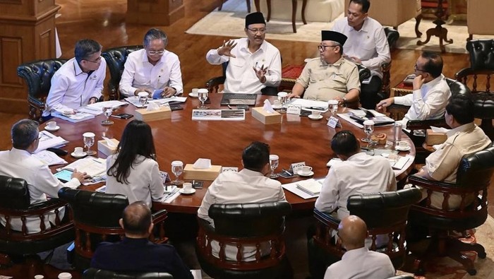 Presiden Prabowo Subianto memanggil Menteri Sosial (Mensos) Saifullah Yusuf dan jajaran dalam rapat terbatas (ratas) di Hambalang, Jawa Barat membahas sekolah rakyat. (Dok Instagram/@sekretariat.kabinet).