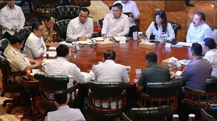 Presiden Prabowo Subianto mengumpulkan menteri-menteri, Panglima TNI Jenderal Agus Subiyanto dan Kapolri Jenderal Listyo Sigit Prabowo di kediamannya, Hambalang (dok. Instagram @sekretariat.kabinet)