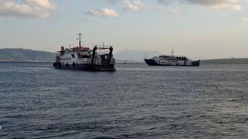 Proses evakuasi KMP Gerbang Samudra 2 yang kandas di Selat Bali, Kelurahan Gilimanuk, Jembrana, Senin (23/6/2025). (dok. Polres Jembrana)