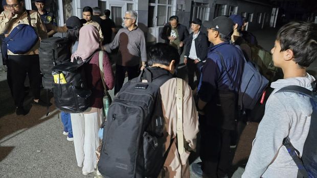 WNI dari Iran Tiba di Baku, Azerbaijan. Sebanyak 97 orang berhasil dievakuasi pada tahap pertama.