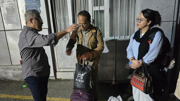 Kepala Biro Dukungan Strategis Pimpinan Kemlu RI, Rolliansyah Soemirat, membantu koordinasi proses evakuasi WNI dari Iran ke Azerbaijan (21/6)