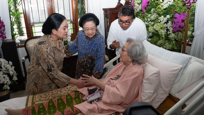 Ketua DPR Puan Maharani menghadiri acara syukuran hari ulang tahun ke-100 Meriyati Roeslani atau Meri Hoegeng, istri mantan Kapolri Jenderal (Purn) Hoegeng Iman Santoso, Depok, Senin (23/6/2025).