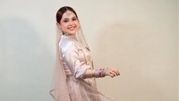 Putri Isnari mengatakan dirinya dan suami saling menerima kekurangan masing-masing. Ya pasti saat pacaran kita gak lihat dari segi kepribadian seperti apa, oh dia tuh bangunnya seperti ini, mandinya seperti ini, makannya ini, bajunya tipikal yang begini. Nah semua itu terkuak setelah nikah. Pas pacaran yang baik-baiknya kebanyakan. Kalau kebutuhannya ya kita tahu pas sudah nikah, tuturnya. (Foto: dok Instagram putriisnari3)