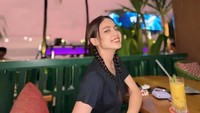 Ada juga momen saat nongkrong di kafe pinggir pantai. Kali ini pelantun ‘Menggapai Cinta’ ini memesan menu es jeruk. Foto: Instagram @putriisnari