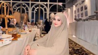 Dalam sebuah jamuan makan bertema Arabian, Putri Isnari hadir mengenakan hijab. Ia duduk lesehan menikmati berbagai menu di sana.Foto: Instagram @putriisnari